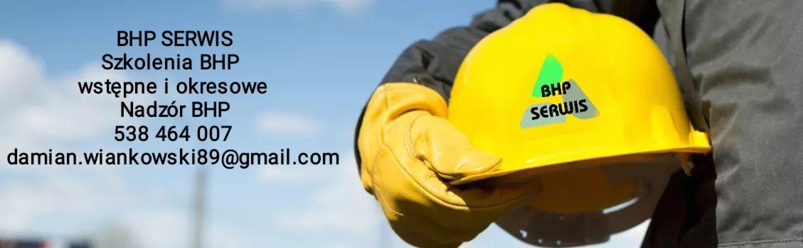 Żółty kask budowlany z logo BHP Serwis trzymany w dłoni w skórzanej rękawicy na tle błękitnego nieba, oferta szkoleń BHP i nadzoru w Płocku.