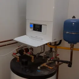 Kocioł gazowy z zasobnikiem CWU.