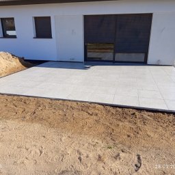 Concrete Road Dominik Ochman - Taras z zastosowaniem obrzeży palisadowyvh w połączeniu z plytą preston