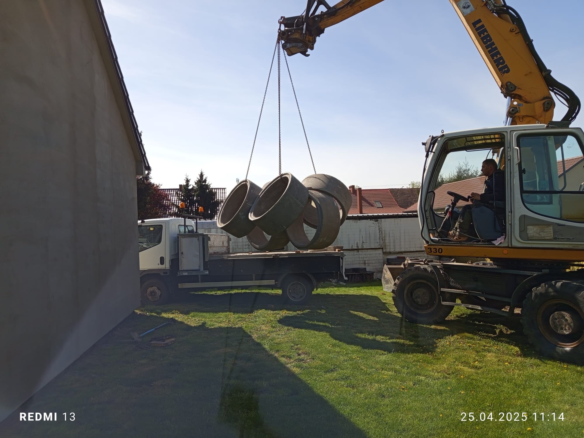 Usługi koparką Montaż studni chłonnej