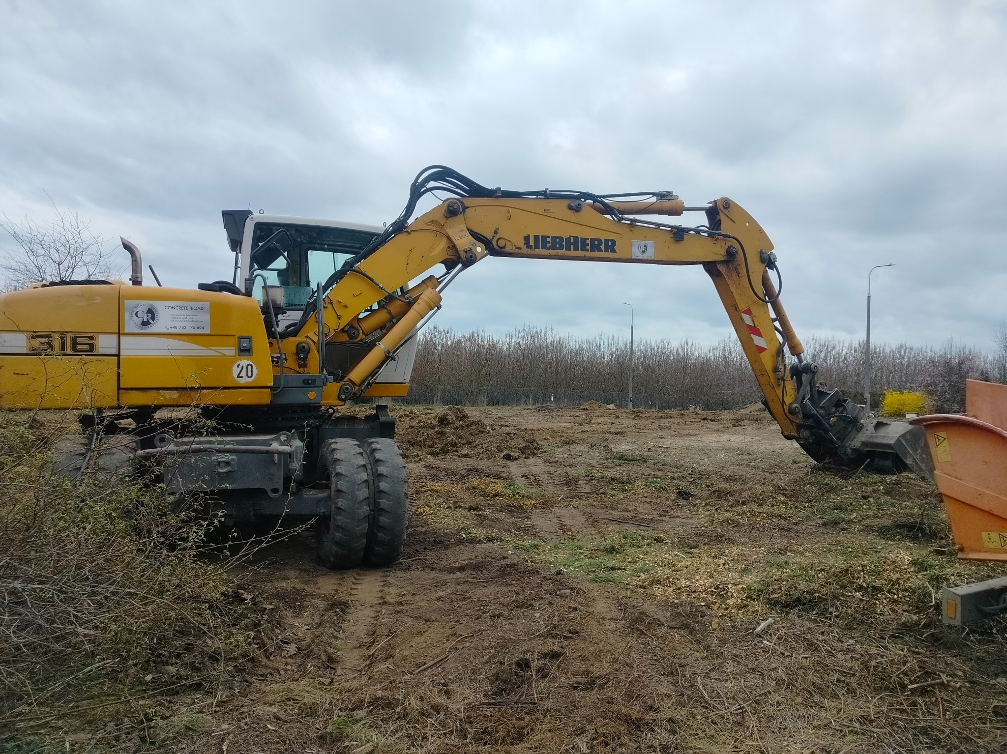 Niwelacja terenu wraz z wycinką