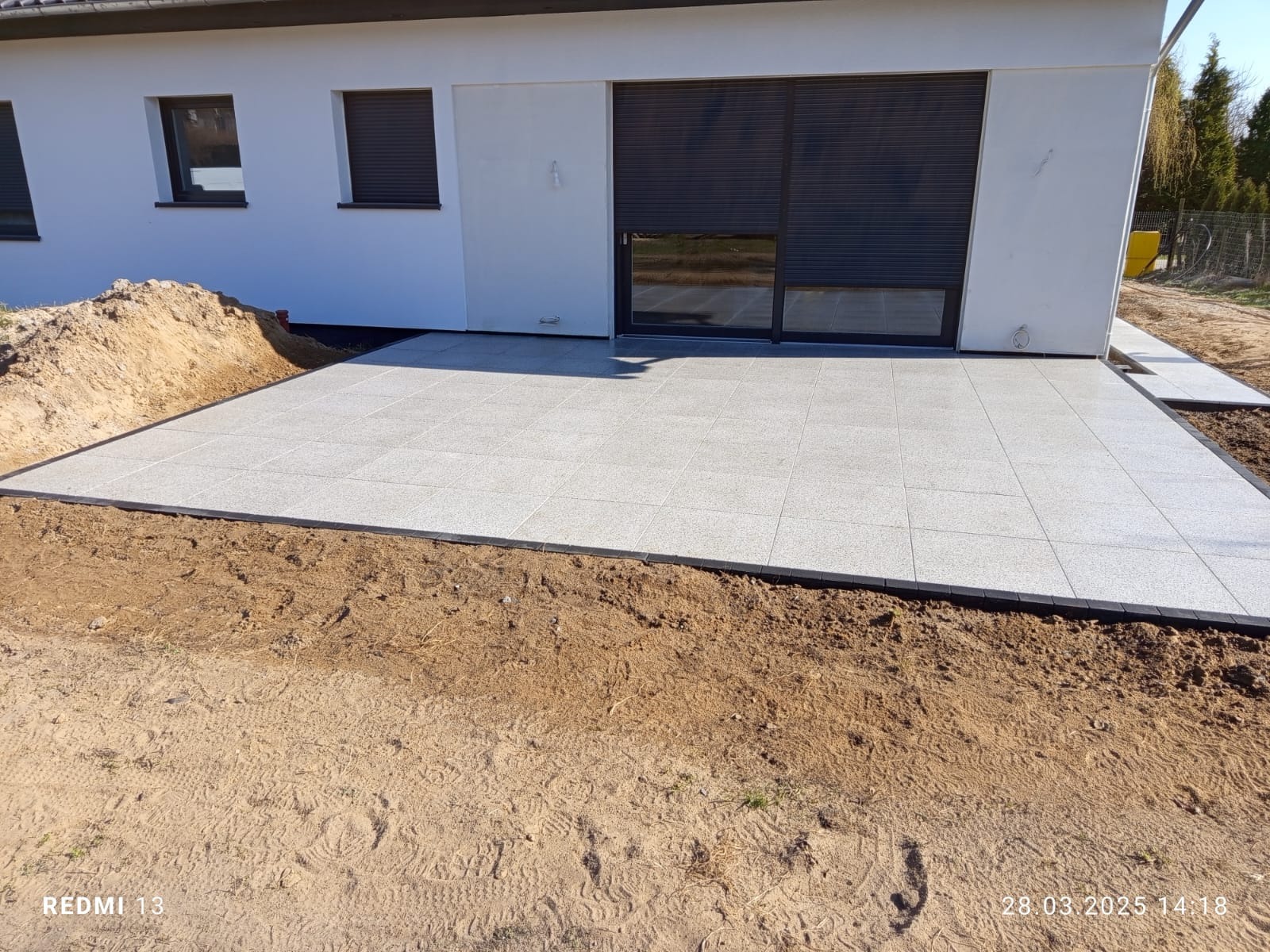 Taras z zastosowaniem obrzeży palisadowyvh w połączeniu z plytą preston