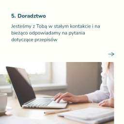 KoFF Sp. z o.o. - Kobieta pracuje na laptopie przy biurku. Widoczny notatnik, długopis i filiżanka. Naturalne światło z okna.