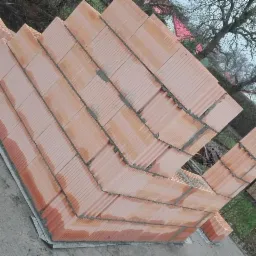 Wznoszenie muru z bloczków ceramicznych Porotherm, widok z góry na świeżo nałożoną zaprawę spoinową.