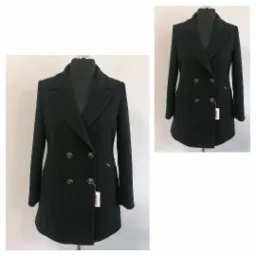 Czarny, dwurzędowy płaszcz damski na manekinie, z widoczną metką, prezentowany w dwóch ujęciach na jasnym tle.