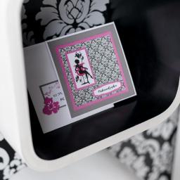 Salon Kosmetyczny FOR YOU Agnieszka Dudek - Ręcznie robiona kartka okolicznościowa z motywem kobiety, umieszczona w białej, zaokrąglonej półce na tle tapety w kwiatowe wzory.