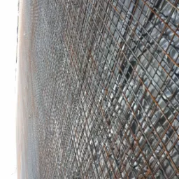 Siatka zbrojeniowa ułożona na folii izolacyjnej, widok z boku, z lekką perspektywą.