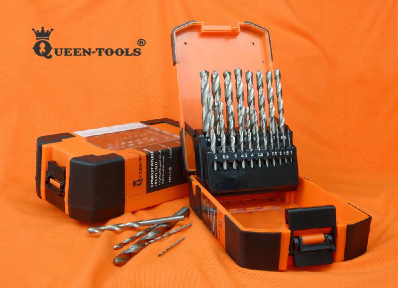 Zestaw wierteł Queen-Tools do metalu w pomarańczowo-czarnej plastikowej kasecie, z widocznymi rozmiarami wierteł, na pomarańczowym tle.