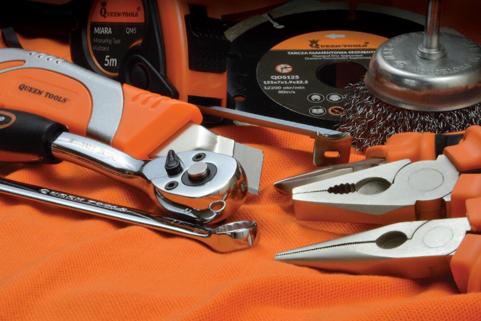 Zestaw narzędzi warsztatowych na pomarańczowym tle: miara zwijana, tarcza diamentowa segmentowa, szczotka druciana, klucz nasadowy z grzechotką, klucz płaski oraz dwa rodzaje szczypiec...