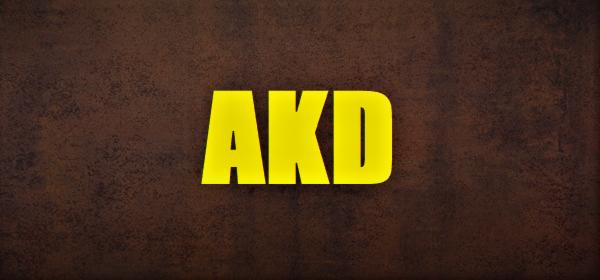 Żółte litery AKD na teksturowanym brązowym tle.