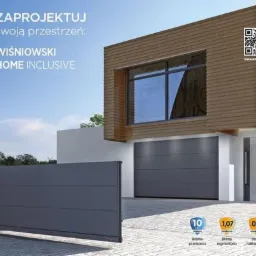 Nowoczesny dom z szarą bramą przesuwną wjazdową i segmentową garażową, z elementami drewnianej elewacji i dużym oknem, prezentacja marki Wiśniowski Home Inclusive.