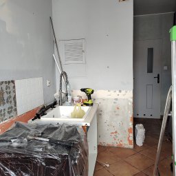 Skrobanie starej powłoki,skuwanie płytek, szpachlowanie,malowanie.