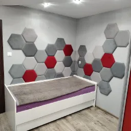 Malowanie oraz montaż paneli tapicerowanych.