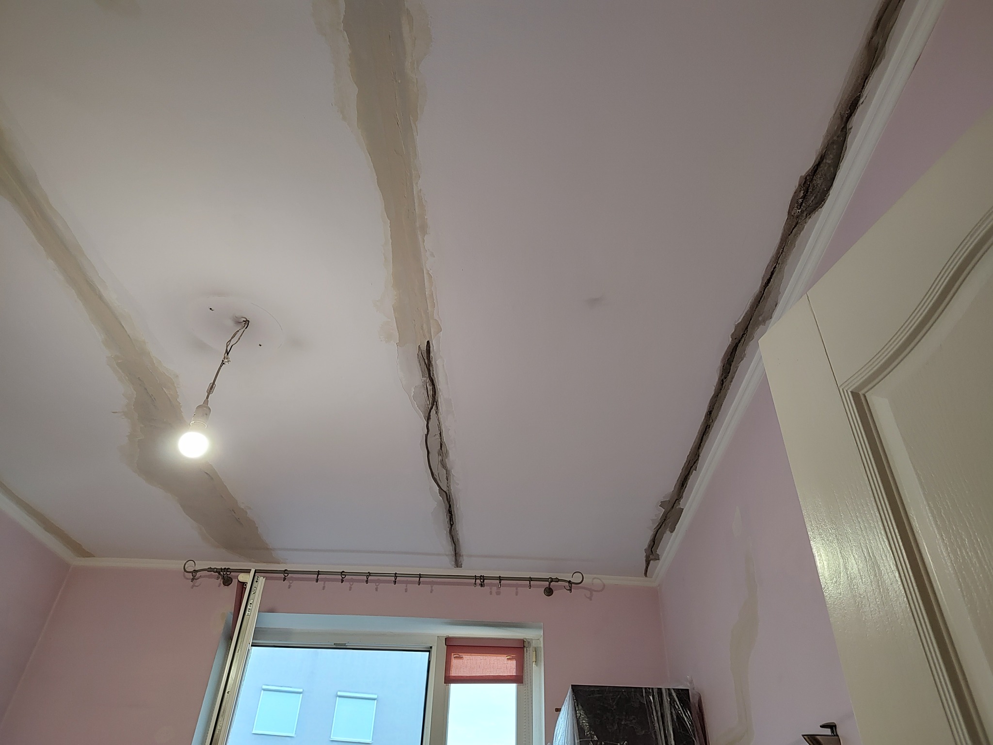 Naprawa pęknięć na suficie zatopienie fizeliny,malowanie .