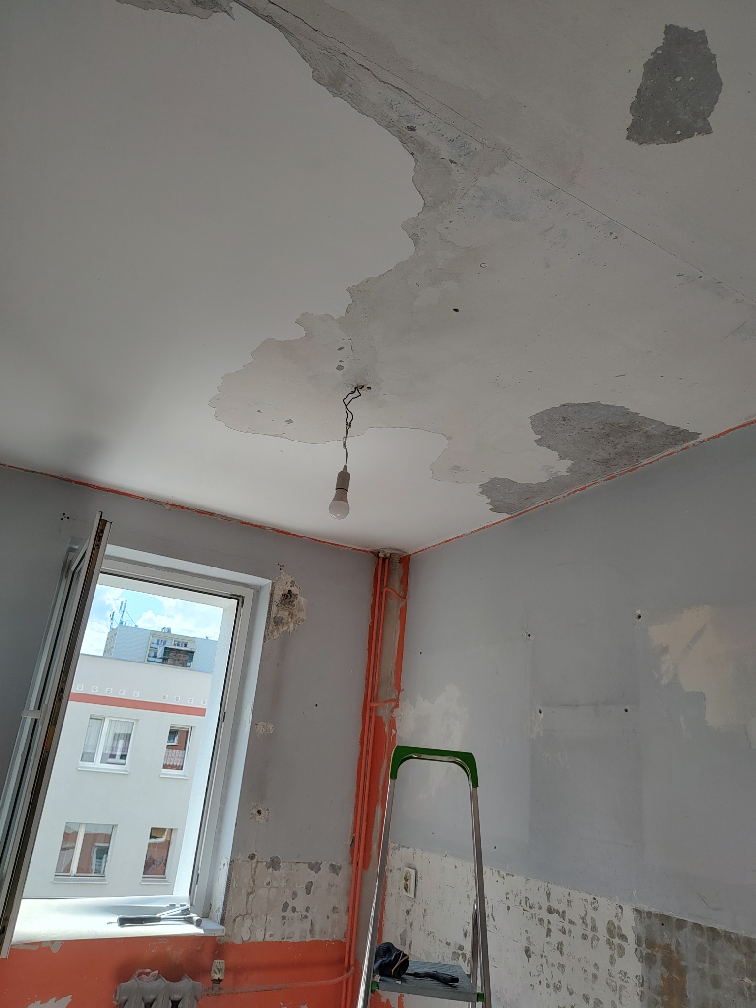 Skrobanie starej powłoki,szpachlowanie,malowanie.