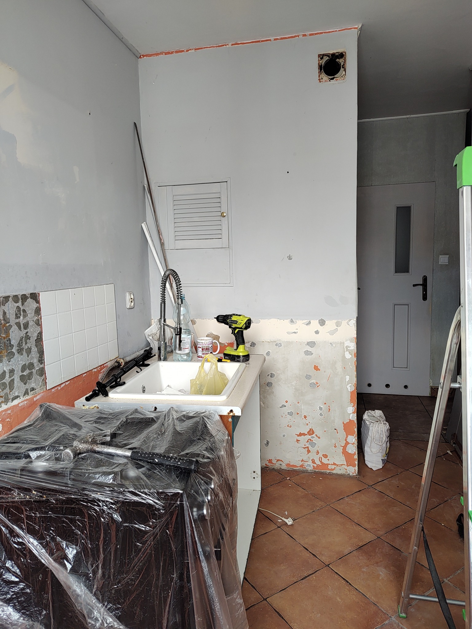 Skrobanie starej powłoki,skuwanie płytek, szpachlowanie,malowanie.