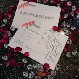 Dwa bony upominkowe na czarnym tle z płatkami róż i dekoracyjnymi kryształkami. Na jednym z bonów grafika zarysowanej twarzy kobiety.