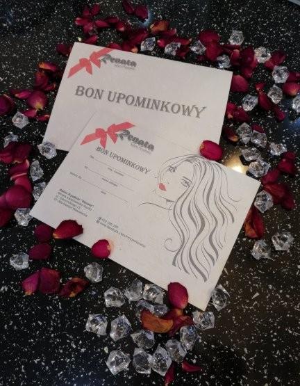 Dwa bony upominkowe na czarnym tle z płatkami róż i dekoracyjnymi kryształkami. Na jednym z bonów grafika zarysowanej twarzy kobiety.