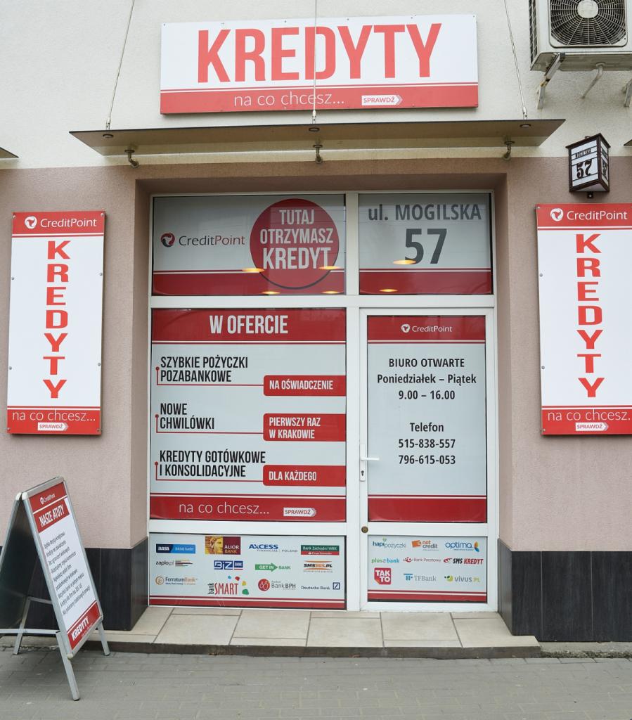 Fasada biura CreditPoint przy ulicy Mogilskiej 57 w Krakowie, oferującego szybkie pożyczki pozabankowe, chwilówki oraz kredyty gotówkowe i konsolidacyjne. Widoczne logo CreditPoint, godziny...