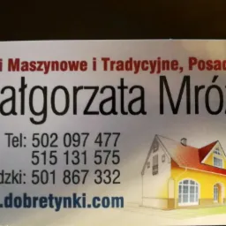 Wizytówka firmy budowlanej Małgorzata Mróz oferującej tynki maszynowe i tradycyjne oraz posadzki, z numerami telefonów i adresem strony internetowej.