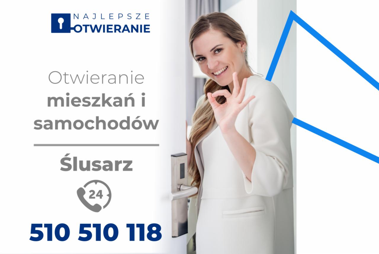 Uśmiechnięta kobieta w białym żakiecie, pokazująca gest OK na tle drzwi z zamkiem, obok reklama z napisem 'Otwieranie mieszkań i samochodów' oraz numerem telefonu.