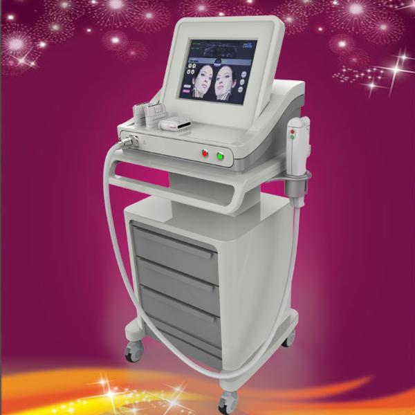 Profesjonalny sprzęt kosmetyczny na kółkach z ekranem prezentującym efekty zabiegów, na tle fioletowo-pomarańczowym z efektem świetlnym.