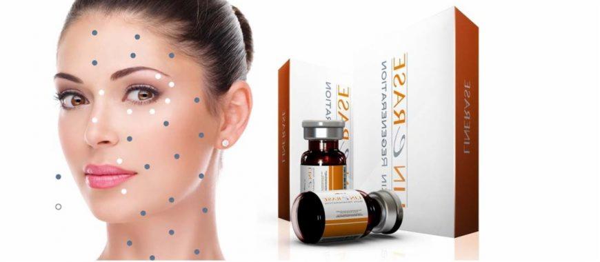 Kobieta z zaznaczonymi punktami na twarzy, sugerującymi miejsca iniekcji, obok butelek i pudełek z preparatem do mezoterapii.