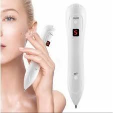 Kobieta w trakcie zabiegu usuwania zmian skórnych na twarzy za pomocą białego, elektronicznego urządzenia z wyświetlaczem LED wskazującym poziom intensywności.