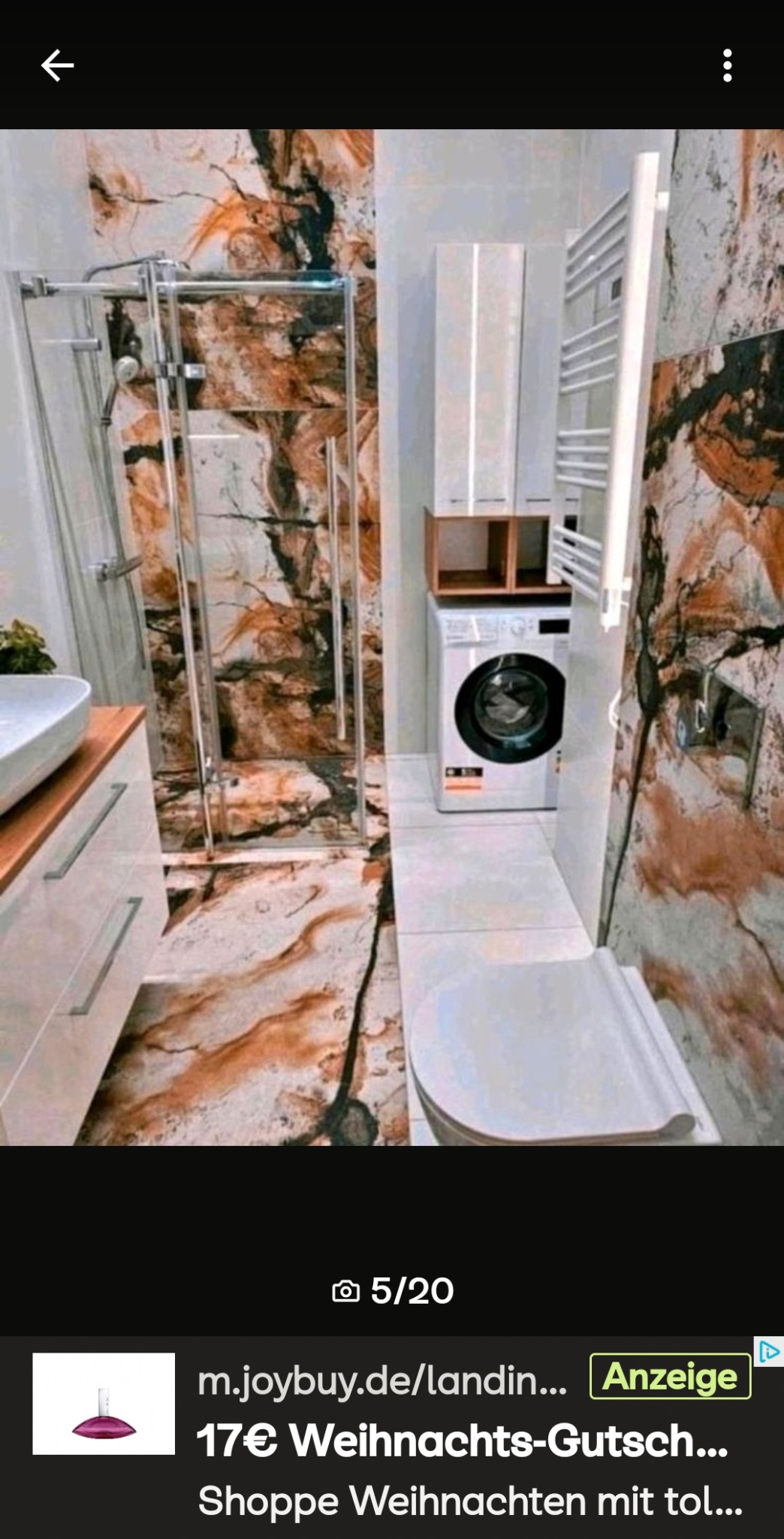 Nowoczesna łazienka z kabiną prysznicową, umywalką z szafką, toaletą i pralką. Marmurowe płytki na ścianach i podłodze. Minimalistyczny design.