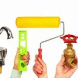 Różnorodne narzędzia budowlane i instalacyjne, w tym młotek, pędzel, wiertarka, poziomica, wałek do malowania, bateria umywalkowa i zawór, trzymane w dłoniach na białym tle.