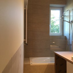 Łazienka pod klucz - remont, licowanie ściany malowanej z płytkami