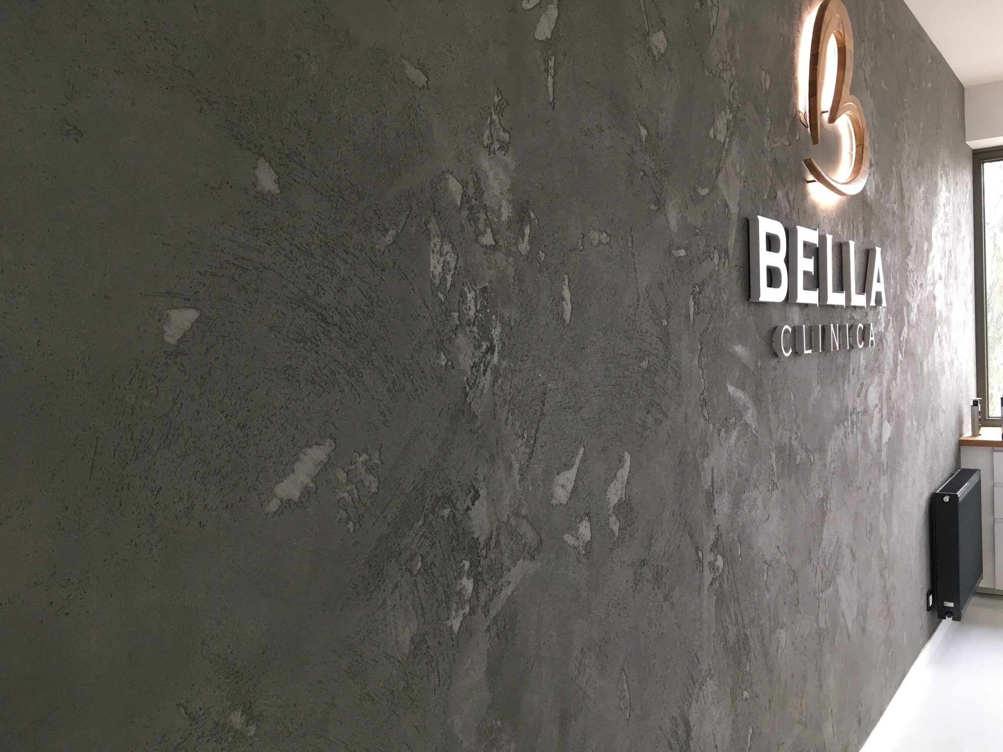 Mikro Beton na ścianę i montaż Logo