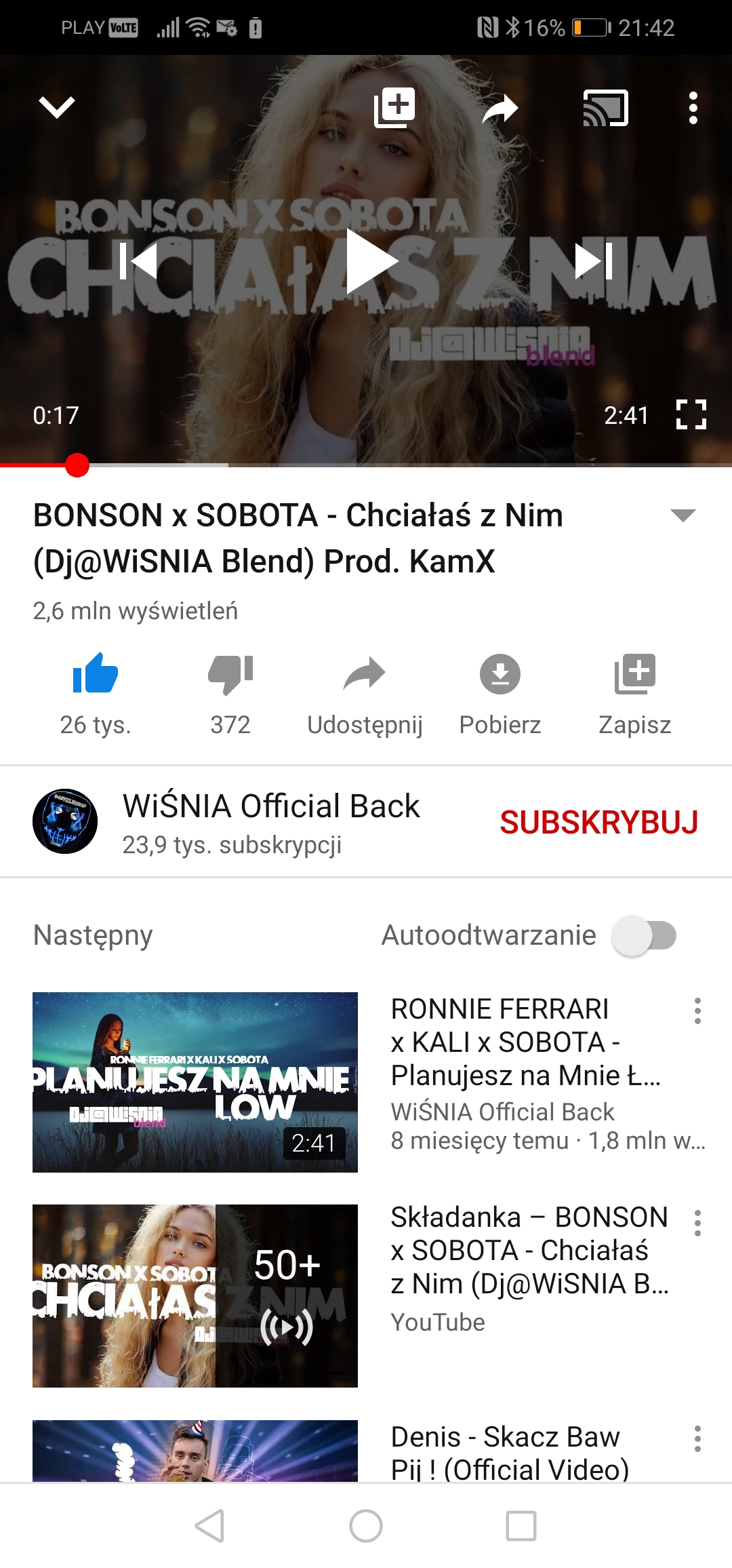 Kadr z serwisu YouTube przedstawiający teledysk z blondwłosą wokalistką w tle, tytułem utworu i ikonami odtwarzania.