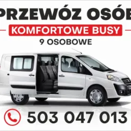 Biały bus z otwartymi drzwiami bocznymi, widoczne czarne fotele wewnątrz, grafika z numerem telefonu i logo firmy.