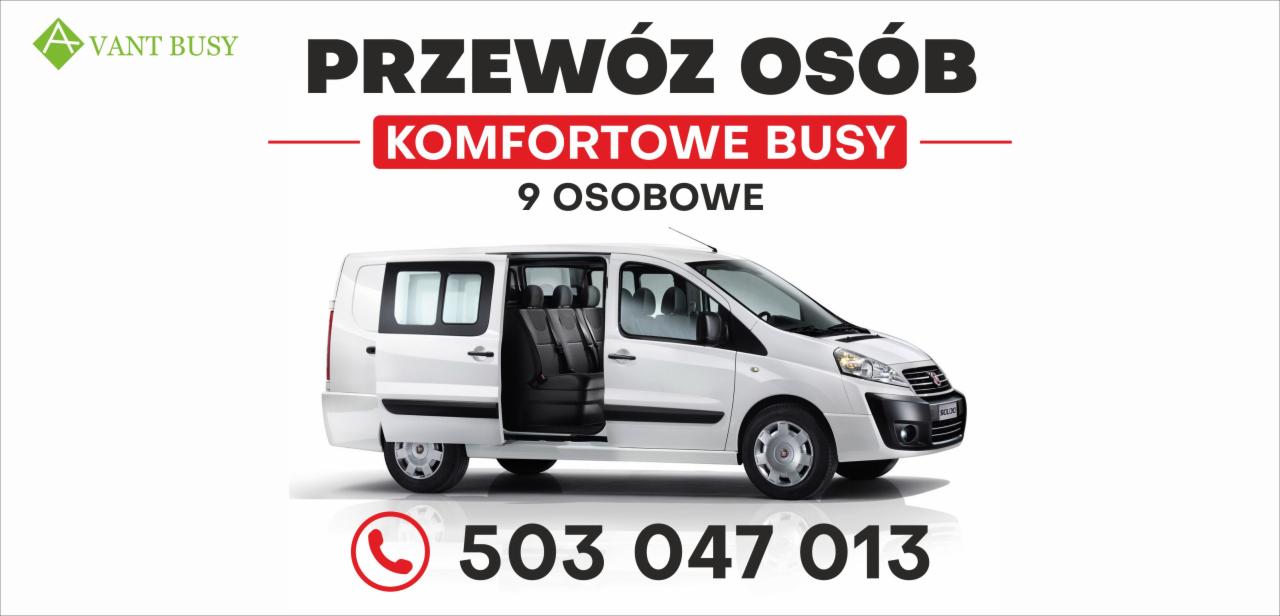 Biały bus z otwartymi drzwiami bocznymi, widoczne czarne fotele wewnątrz, grafika z numerem telefonu i logo firmy.
