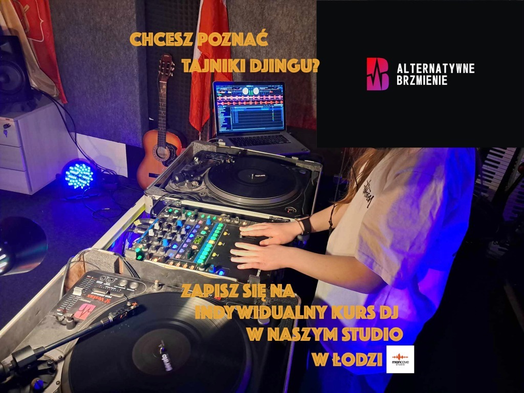 Kobieta przy mikserze DJ w studio nagrań, laptop z oprogramowaniem DJ, gitara w tle, napis 'Indywidualny kurs DJ w naszym studio w Łodzi'.