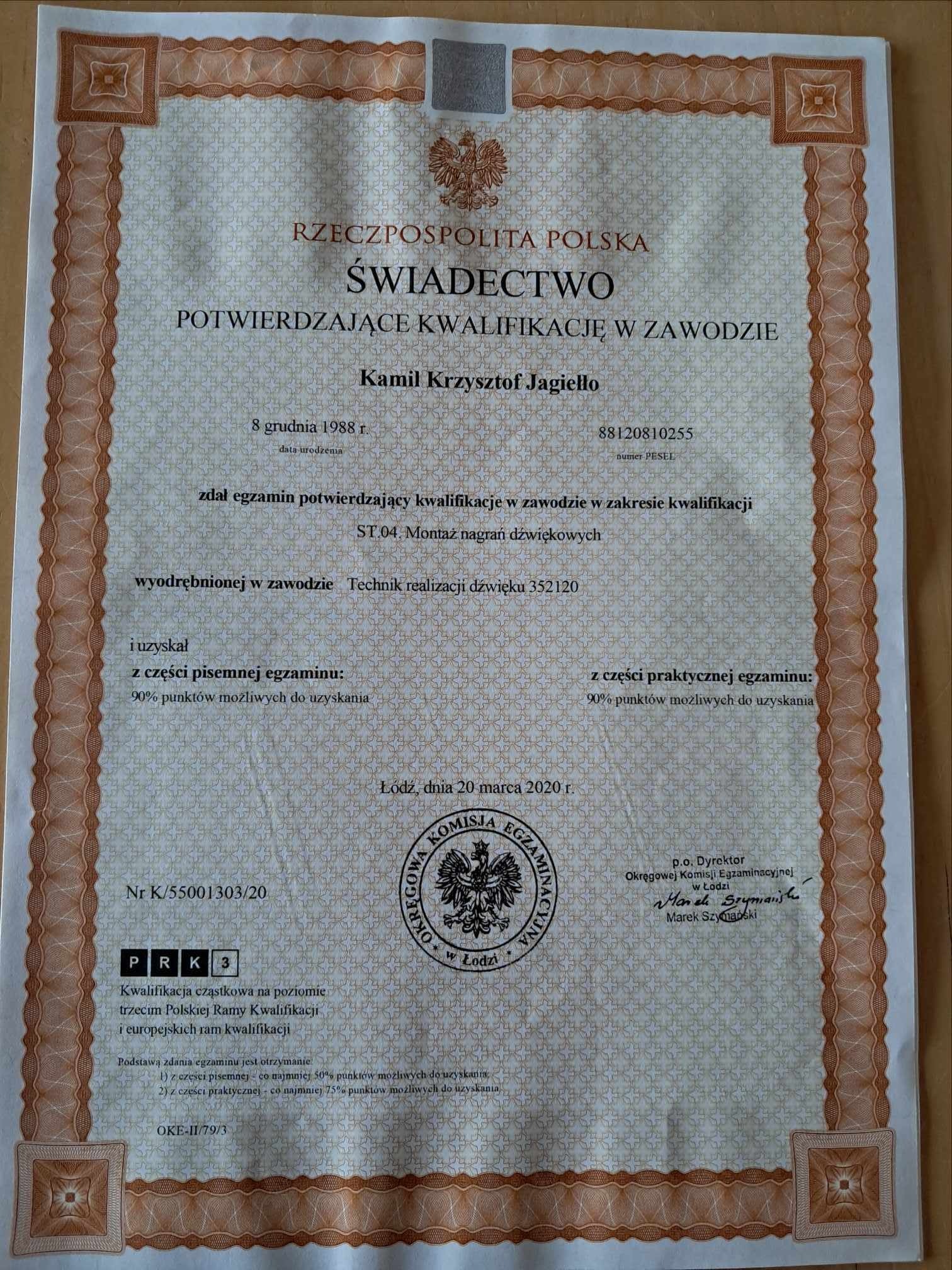 Świadectwo potwierdzające kwalifikacje w zawodzie technika realizacji dźwięku, wydane w Łodzi, 20 marca 2020 r. Dokument z godłem Polski.