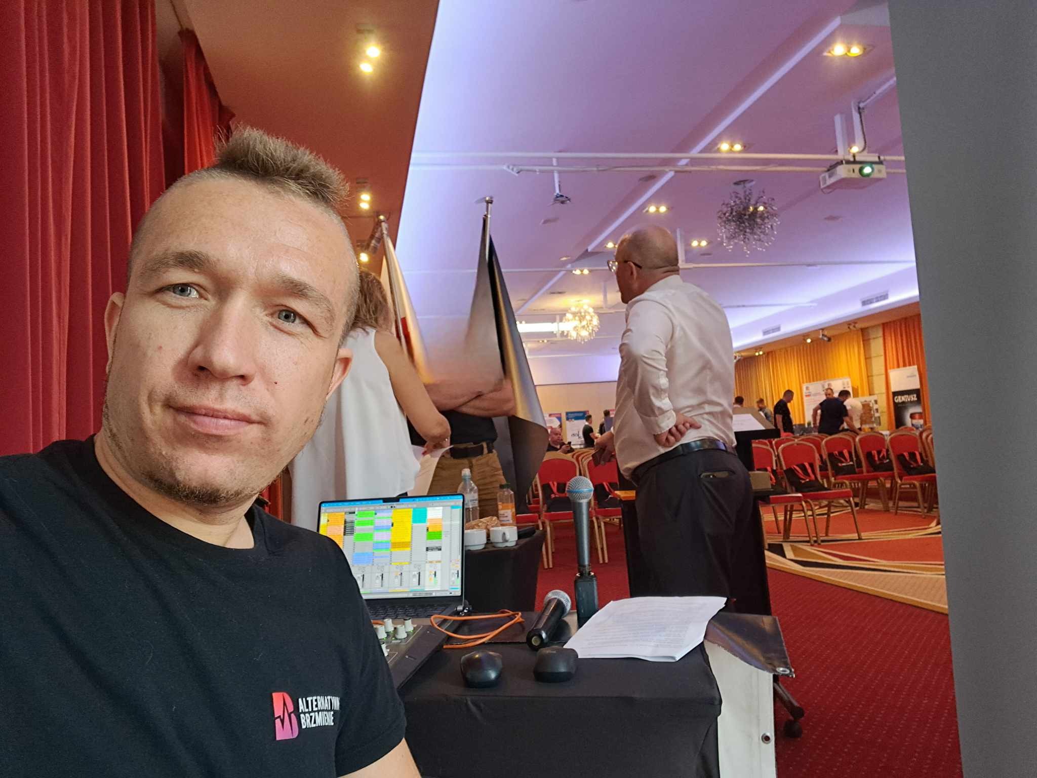 Konferansjer na Twoją konferencję. Obsługa audio, muzyka, mikrofony, dźwięk.