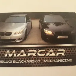 Karta wizytowa firmy Marcar z dwoma samochodami BMW E60, srebrnym i czarnym, oraz napisem 'Usługi blacharsko-mechaniczne'.
