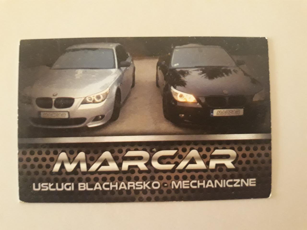 Karta wizytowa firmy Marcar z dwoma samochodami BMW E60, srebrnym i czarnym, oraz napisem 'Usługi blacharsko-mechaniczne'.