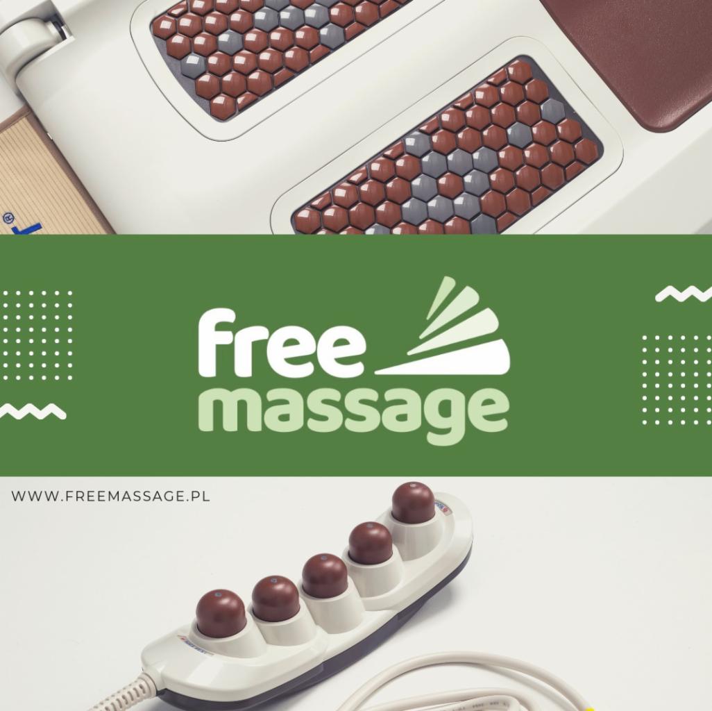 Urządzenie do masażu z wypustkami, widoczny fragment siedziska z mozaiką w odcieniach brązu i szarości, logo firmy z adresem strony internetowej na zielonym tle.