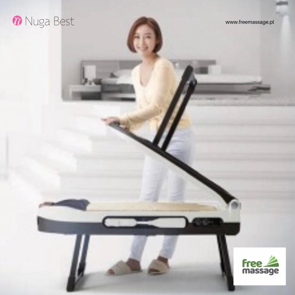 Kobieta prezentuje łóżko do masażu termicznego z osobą leżącą pod spodem, widoczne logo Nuga Best i Free Massage.