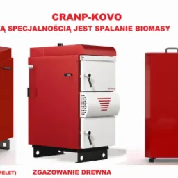 Trzy kotły grzewcze CRANP-KOVO na biomasę, model dwufunkcyjny na drewno/pelet, zgazowujący drewno i na pelet, w kolorze czerwono-białym, ustawione obok siebie na białym tle.