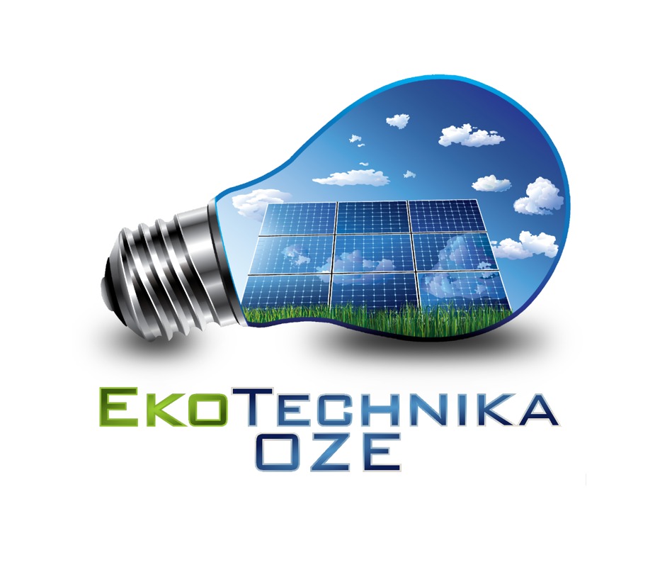 Ilustracja logo firmy EkoTechnika OZE przedstawiająca żarówkę z panelami słonecznymi w środku, na tle błękitnego nieba z chmurami i zielonej trawy.
