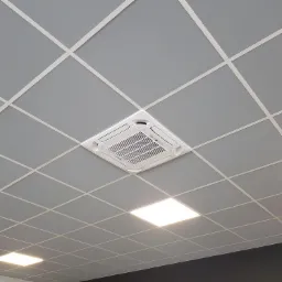 Kasetonowy sufit z wbudowaną centralną jednostką klimatyzacji kasetonowej, widoczne kratki wentylacyjne i oświetlenie LED.