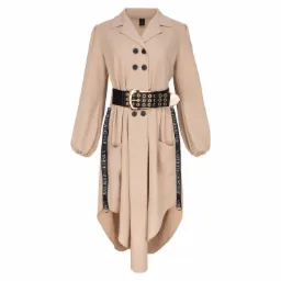 Beżowa sukienka koszulowa z czarnym paskiem z oczkami, długie rękawy zakończone gumką, asymetryczny dół, widoczne logo projektanta na pasku.