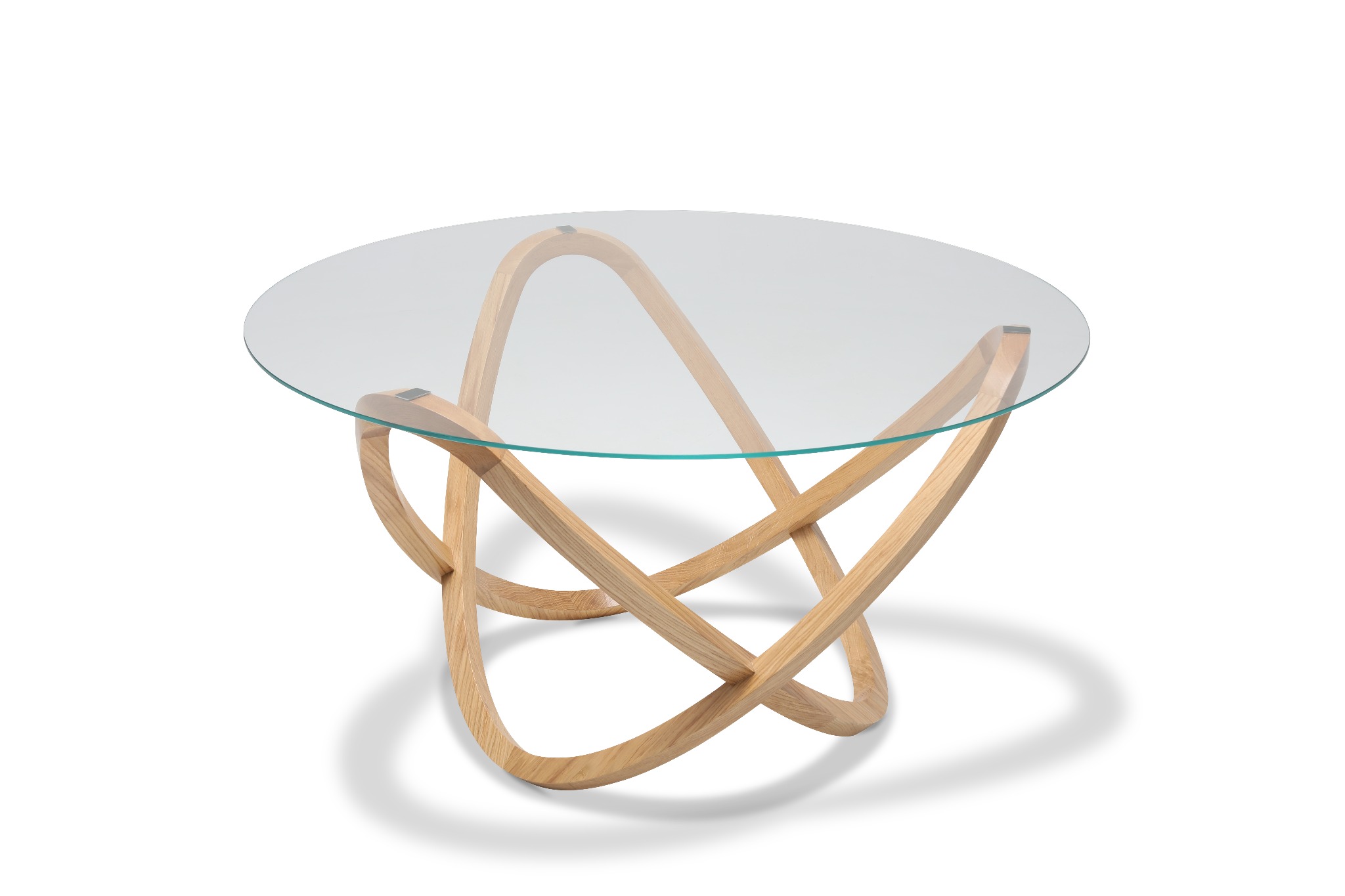Stół kawowy z okrągłym szklanym blatem i podstawą z giętego jasnego drewna, nowoczesny design.