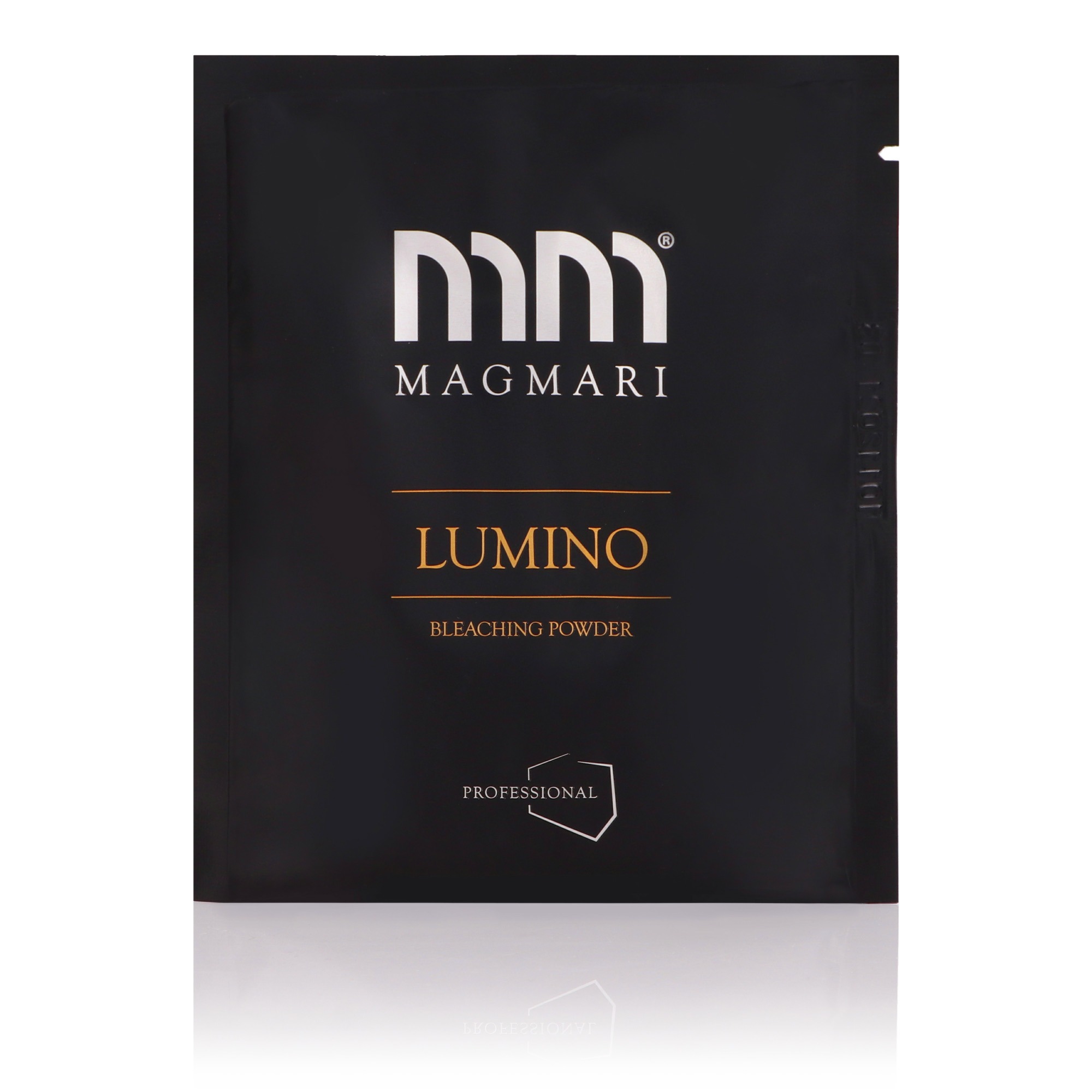 Saszetka z rozjaśniaczem do włosów Magmari Lumino Bleaching Powder, czarne opakowanie z białym i złotym napisem, leżąca na białym tle z odbiciem.