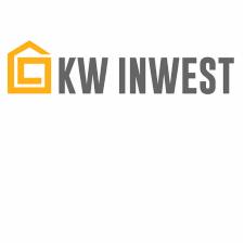 Logo firmy KW Invest z symbolem domu w kolorze żółtym i szarym napisem KW INVEST na białym tle.