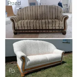 Porównanie sofy przed i po renowacji: od starej, wzorzystej tapicerki do nowej, białej, puszystej tkaniny. Widoczne drewniane elementy ramy odświeżone. Zdjęcie 'po' wykonane na trawie przed budynkiem.